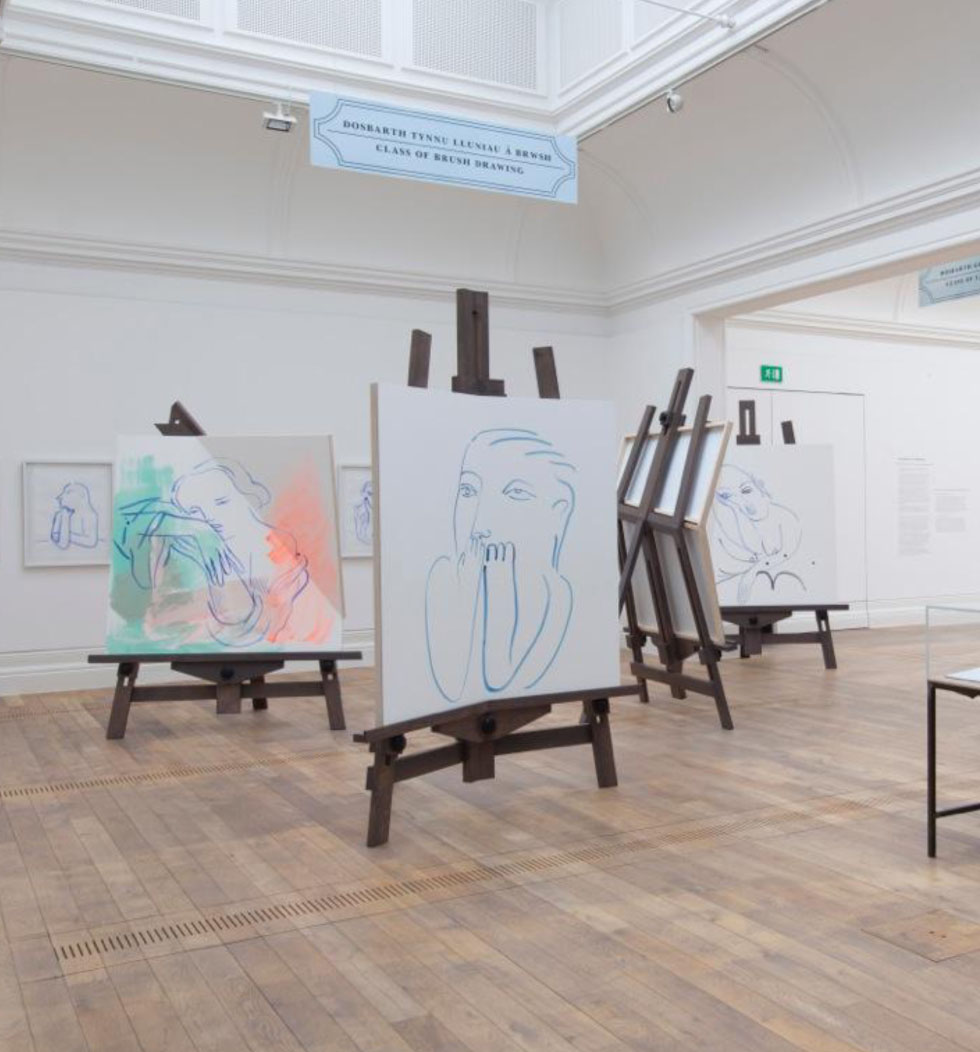 Exposition d'art — 7 chevalets uniques et fonctionnels.
Chevalets — Chêne teinté, cirés.