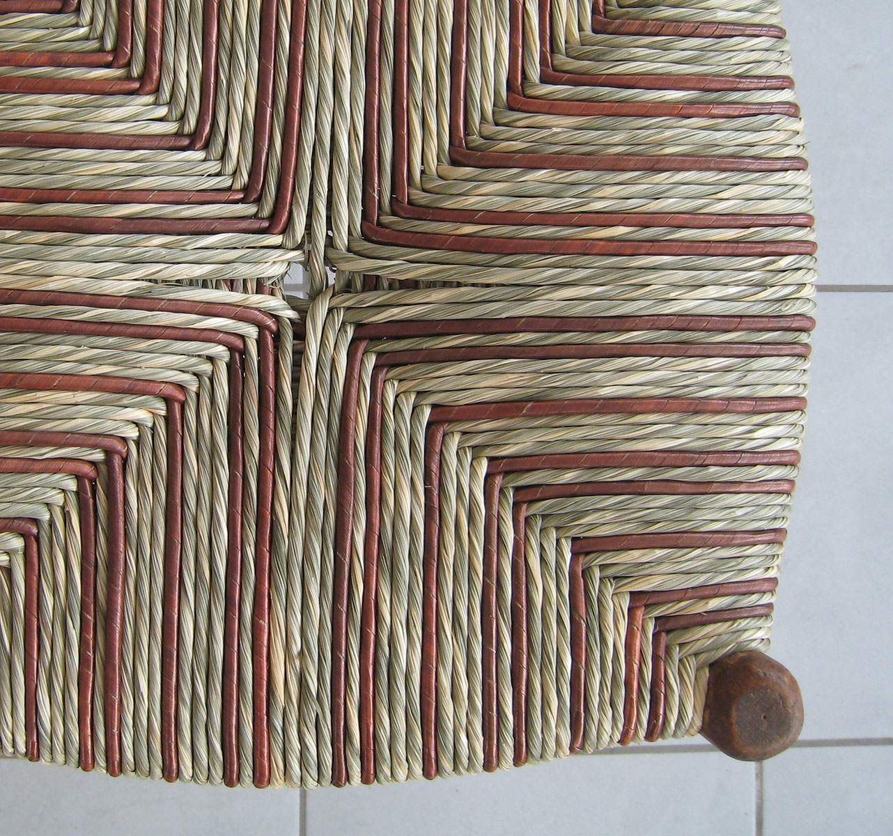 Assise — Paillage traditionnel.
Restauration — Décrassage et cire.