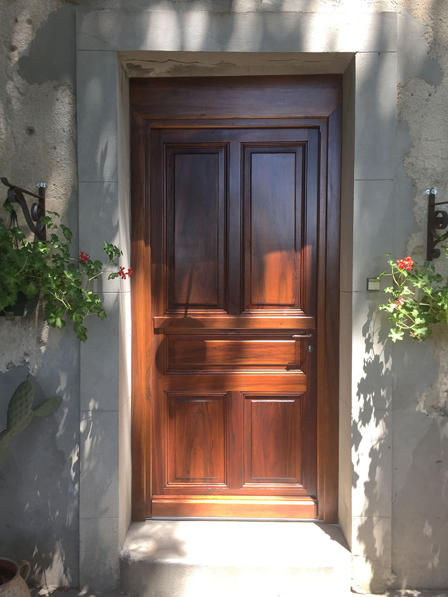 Restauration — Décapage, modification du sens d'ouverture, grèffes, mise en cadre et lasure.