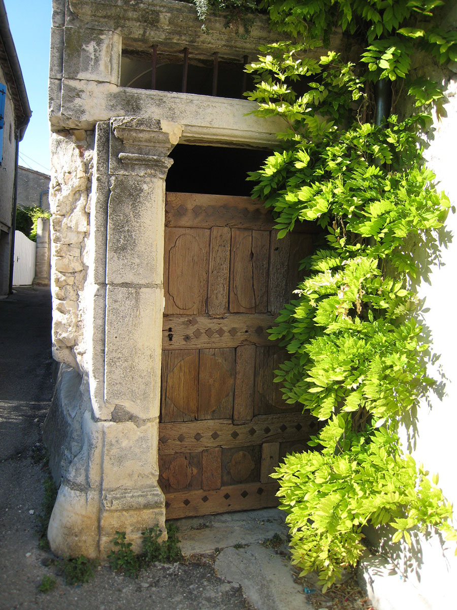 Restauration — Remplacement de panneaux et traverses, décapage et lasure.
+ Fabrication — Séléction de vieux bois.
