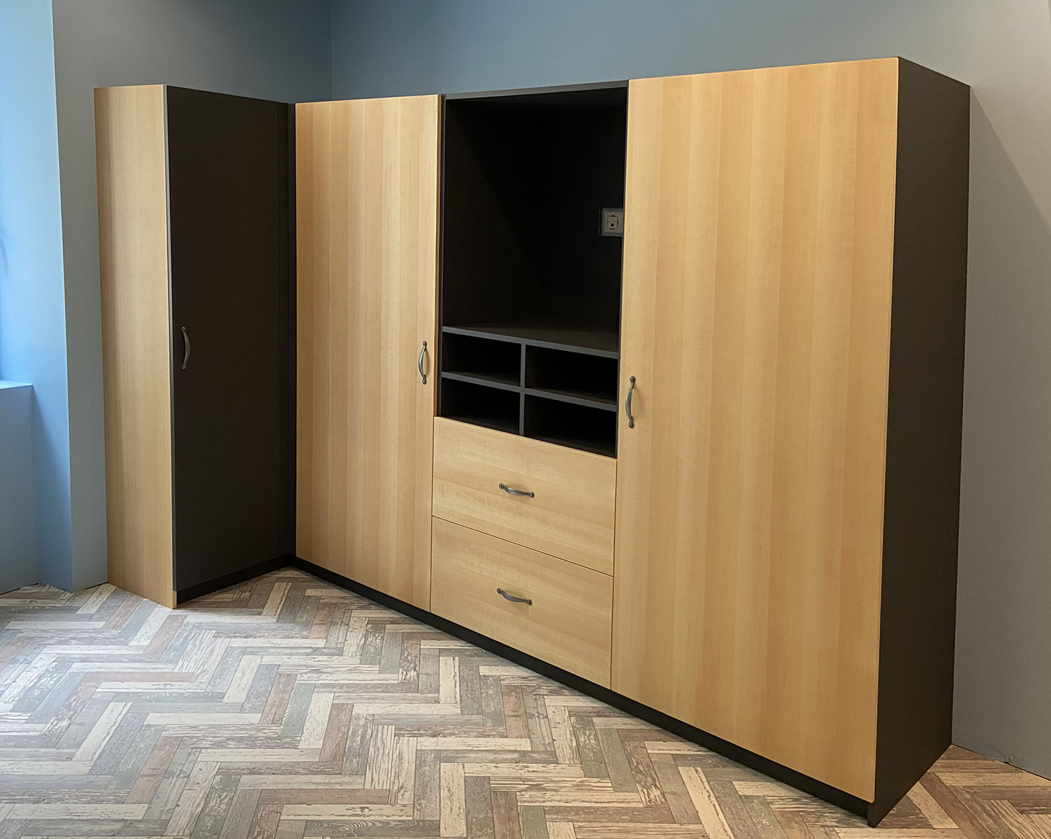 Meuble dressing — Décor gris graphite perfect sense matt.
Latté hêtre — Finition huilée.