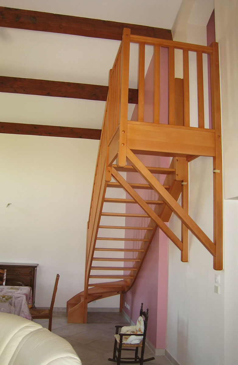 Escalier — Hêtre teinté, verni.