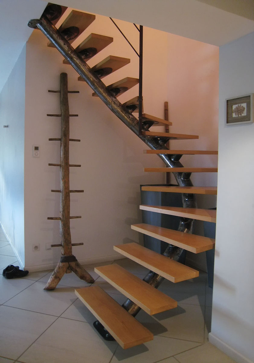 Marches — Chêne verni.
Limon central — métal (Jean-Louis Bosse).