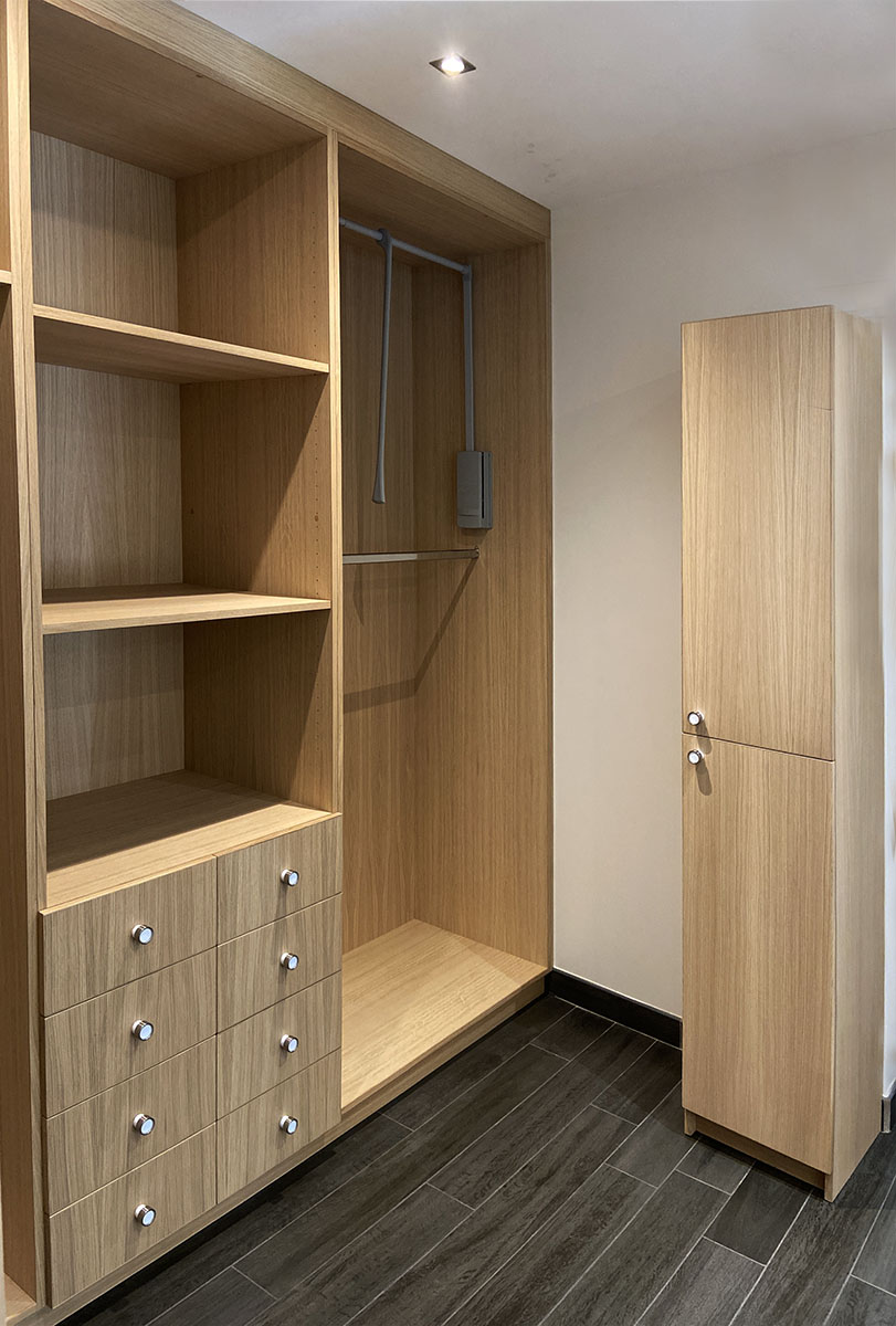 Façades — Latté plaqué chêne.
Fintion — Huile cire incolore.
Tiroirs —  Chêne massif, Blum® qualité, fiablité, ouverture amortie.
Poignées — Bouton rond argent brossé - blanc.