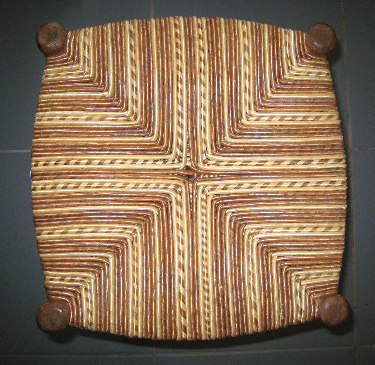 Assise — Paillage seigle (enrobé) naturel et chocolat.