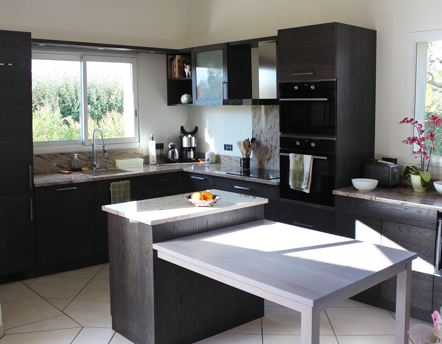 Façades — 3 plis, chêne massif.
Ilot central — Chêne massif.
Finition — Teintée et verni.
Plan de travail — Granit Ivory Pink.