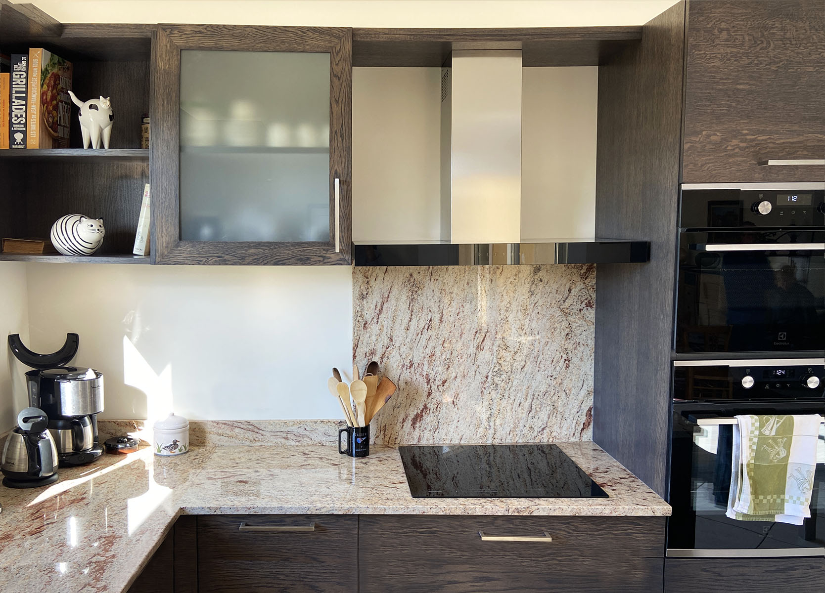 Façades — 3 plis, chêne massif.
Finition — Teintée et verni.
Plan de travail — Granit Ivory Pink.