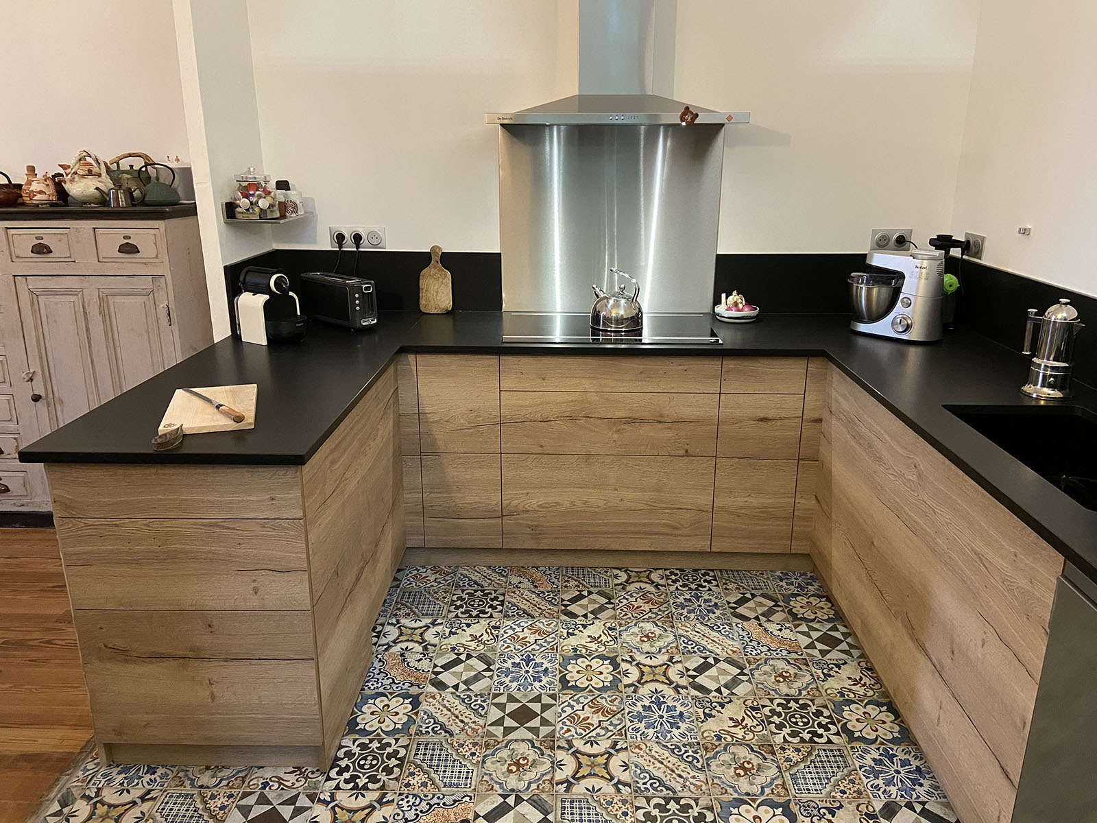 Meubles — Chêne halifax.
Plan de travail —  Black letano.