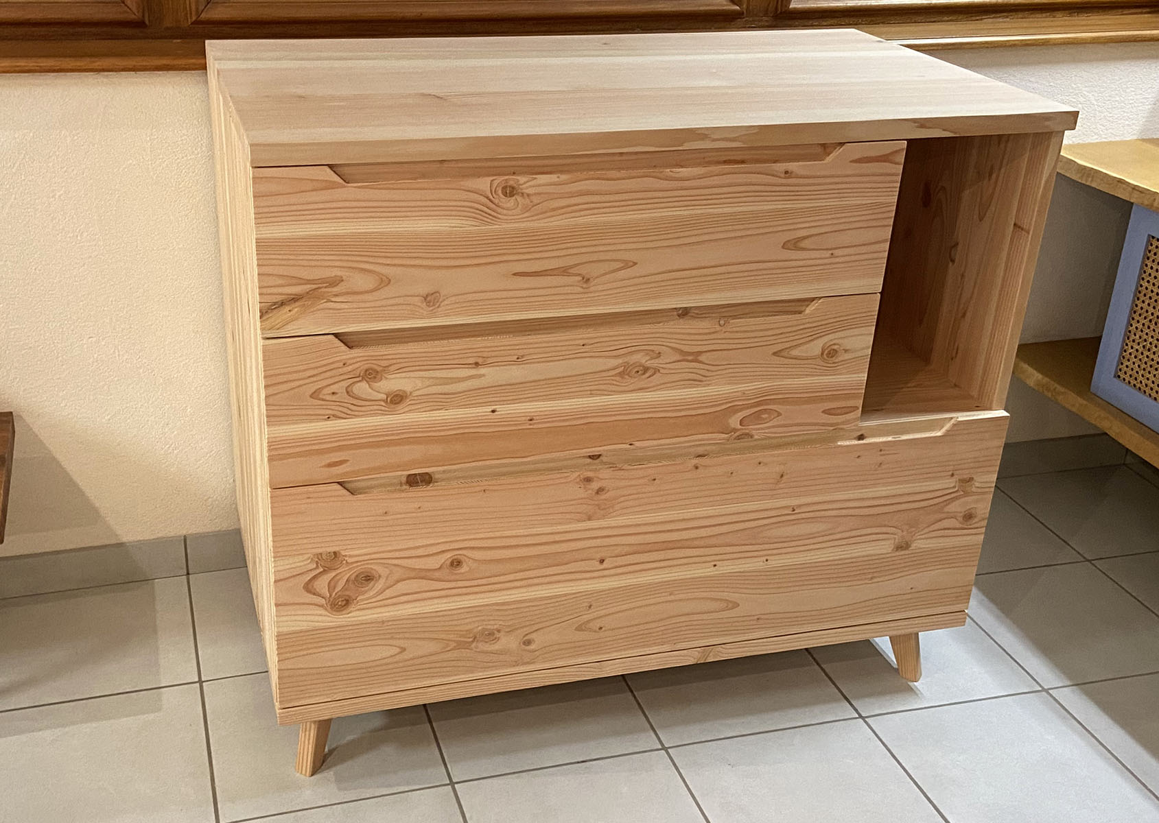 Meuble — Bois massif, douglas.
Finition — Huile naturelle.