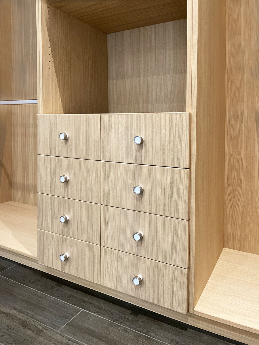 Façades — Latté plaqué chêne.
Fintion — Huile cire incolore.
Tiroirs —  Chêne massif, Blum® qualité, fiablité, ouverture amortie.
Poignées — Bouton rond argent brossé - blanc.