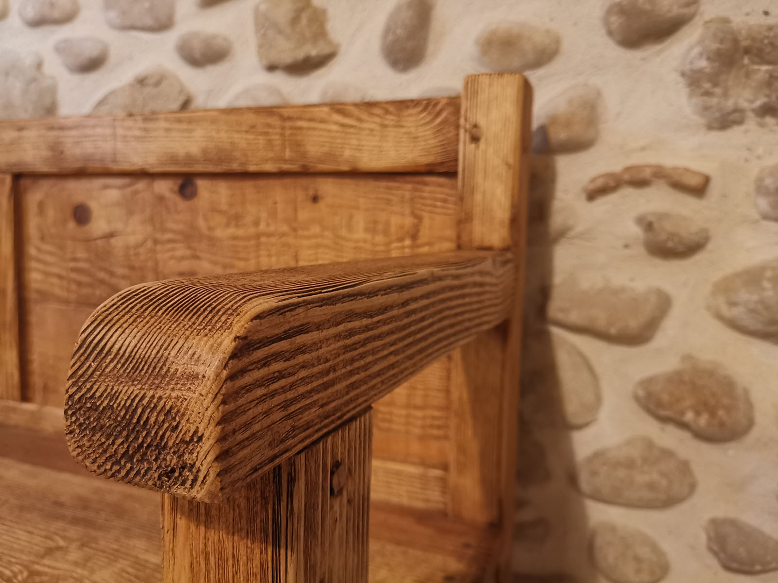 Banc — Sapin massif.
Finition — Veillie.