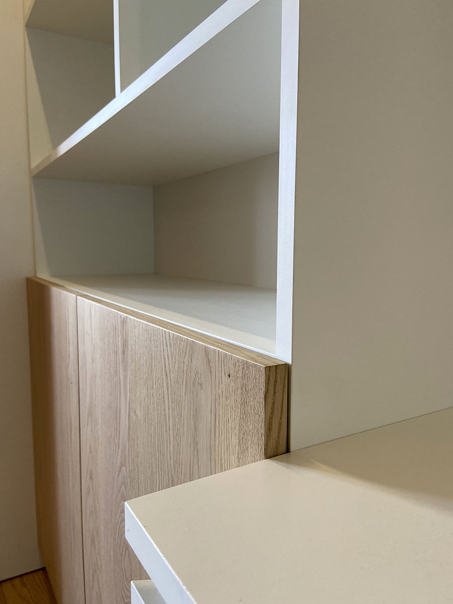 Façade — Trois plis chêne.
Niches —  Blanc.