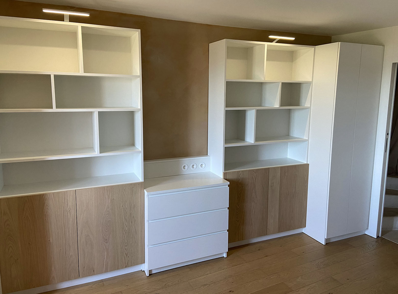 Façade — Trois plis chêne.
Niches —  Blanc.