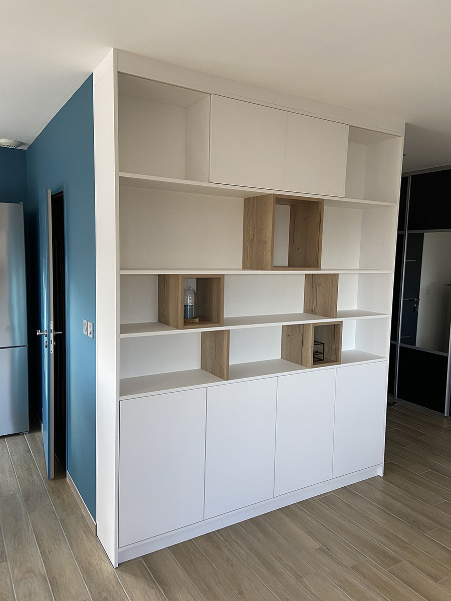 Façades — Blanc mat.
Niches — Chêne halifax.