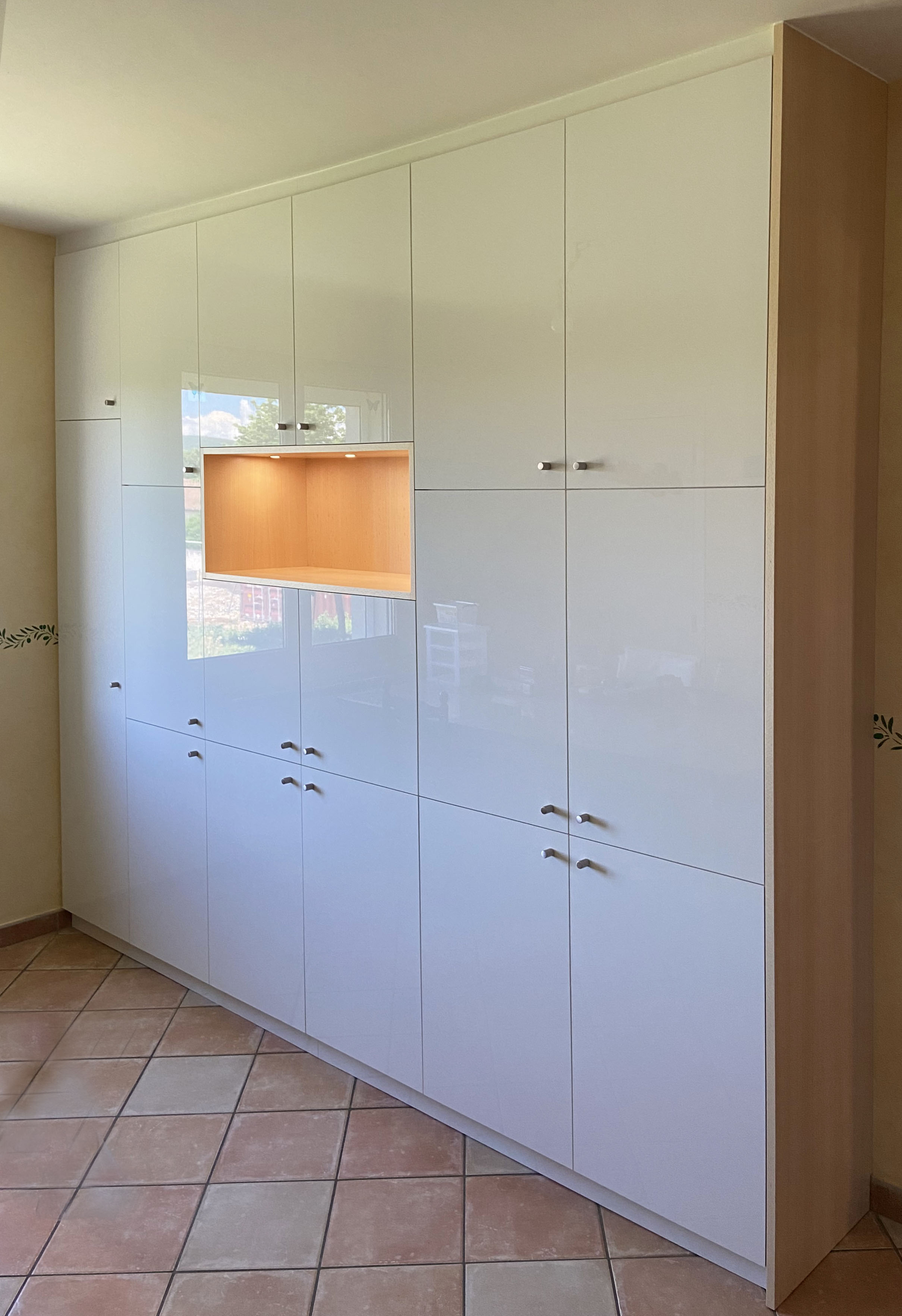 Façade — Blanc brillant.
Niche — Hêtre verni.
Eclairage — Spot led.