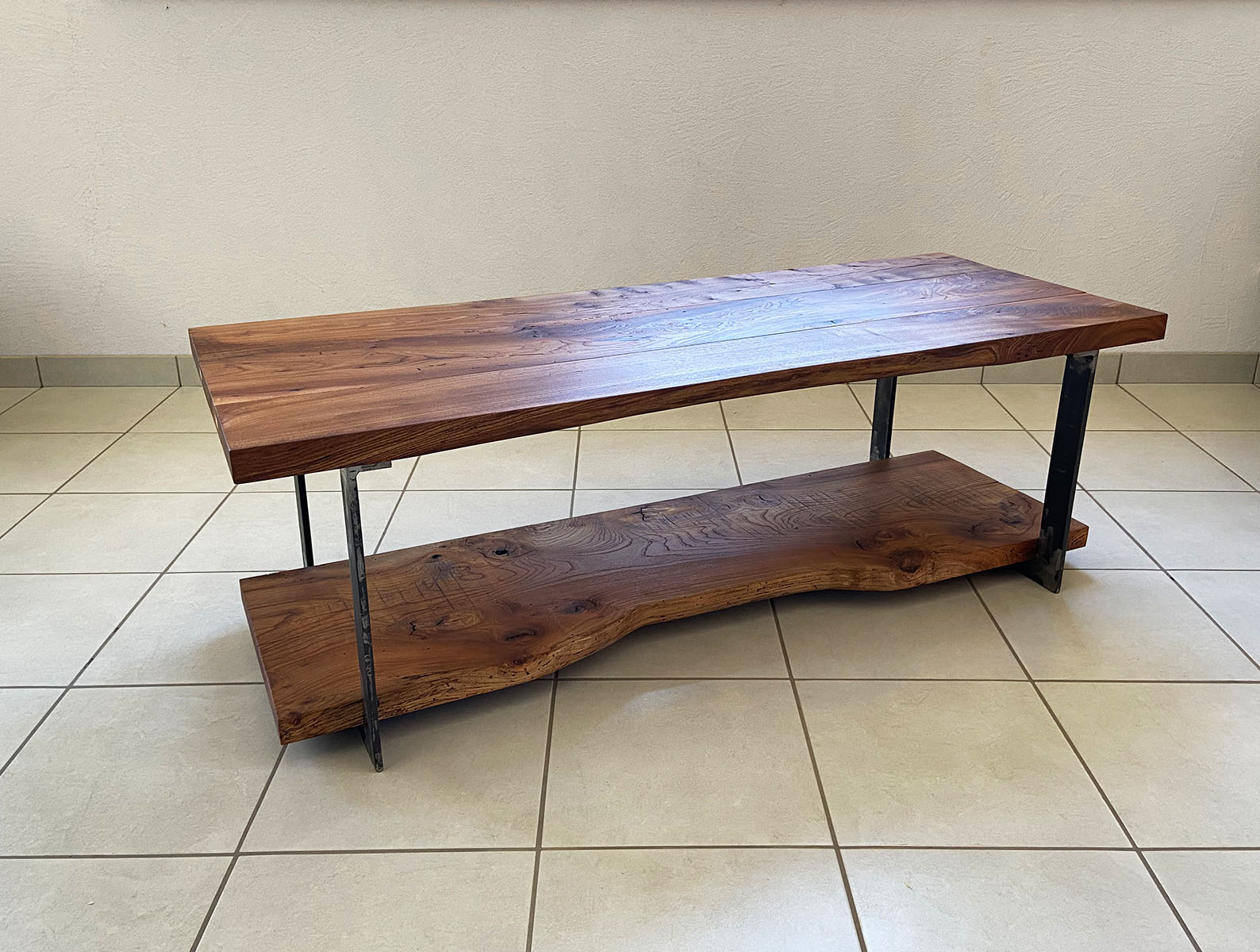 Plateaux — Orme de pays.
(Vaucluse, scié en 1989)
Piètement — Acier.
Finition — Huile Rubio®.
Prix — 684 €.
Pièce unique.
Visible dans notre salle d'exposition.