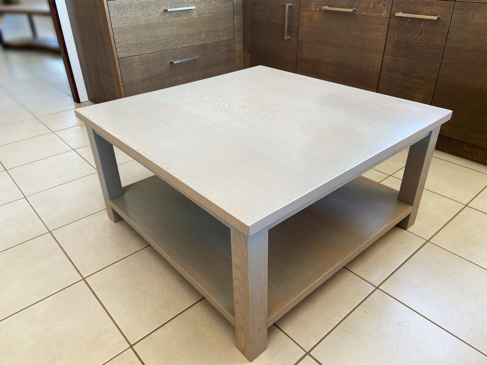 Table — Chêne massif.
Finition — Laque jexée.
Prix — 1 052 €.
Visible dans notre salle d'exposition.