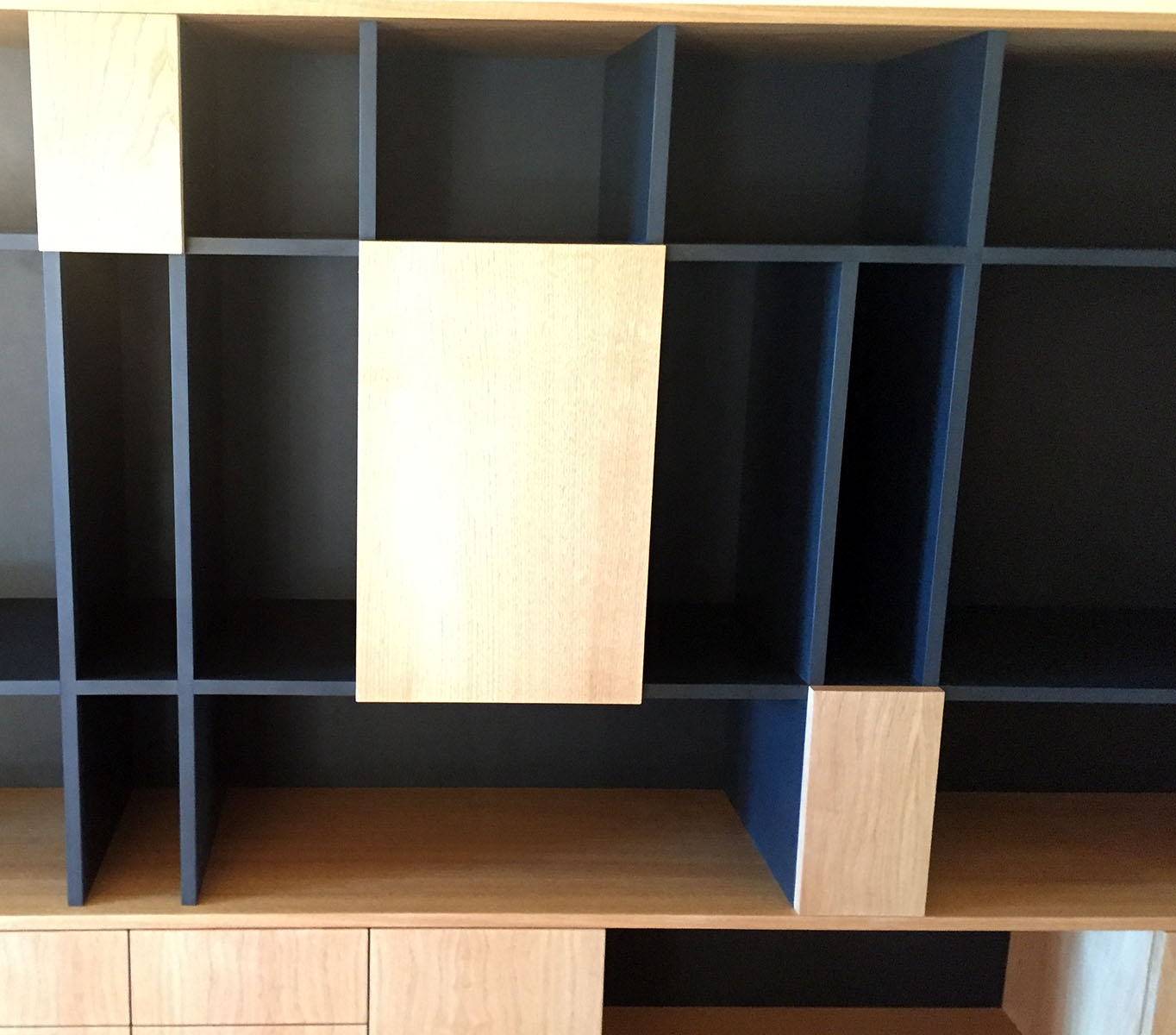 Meubles — Latté Châtaigner et Valchromat® Noir.
Finition — Huile Rubio®.