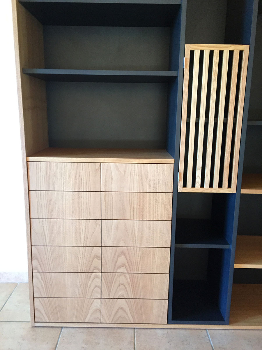 Meubles — Latté Châtaigner et Valchromat® Noir.
Portes claustra — Châtaigner.
Finition — Huile Rubio®.