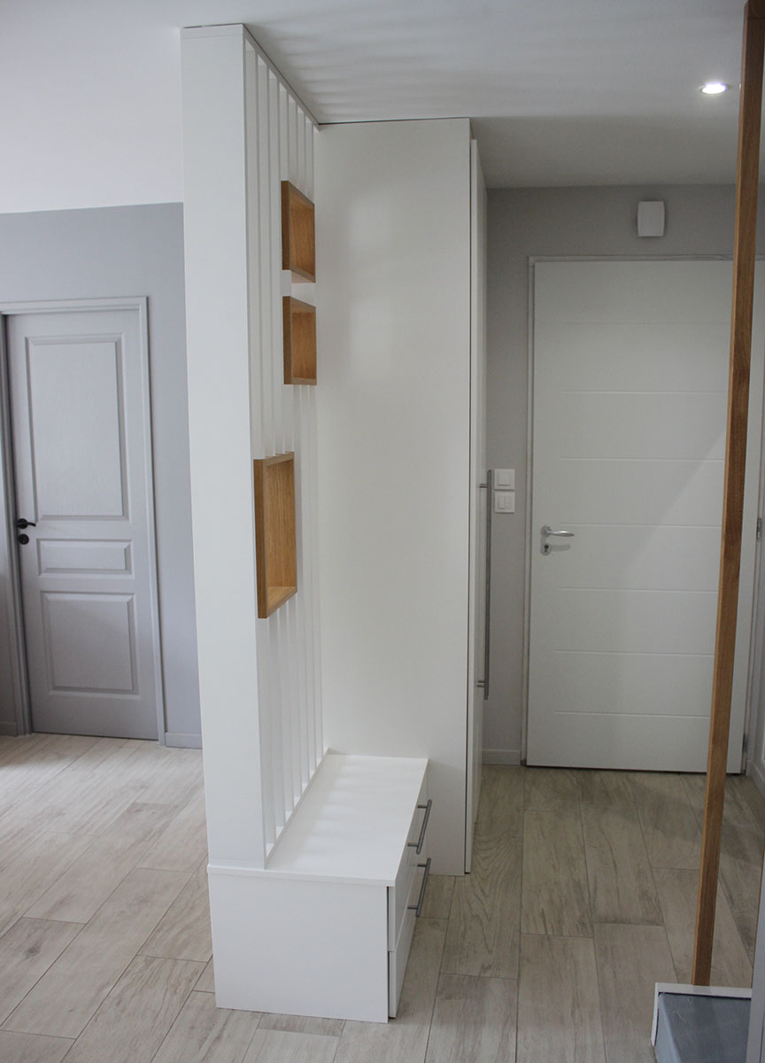 Habillage de meuble — MDF laqué.
Claustra — Sycomore laqué.
Niches — Chêne verni.