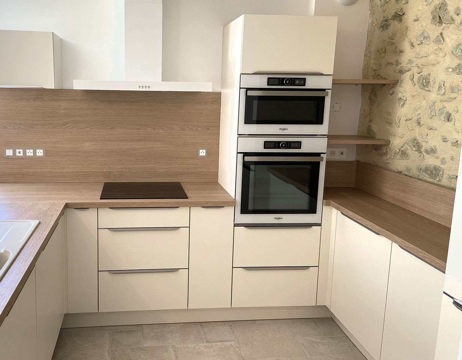 Façades — Blanc magnolia.
Plan de travail — Somerset.
Crédence — Somerset.