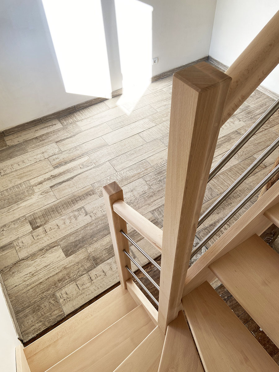 Marches — Hêtre massif.
Garde corps — Tubes inox.