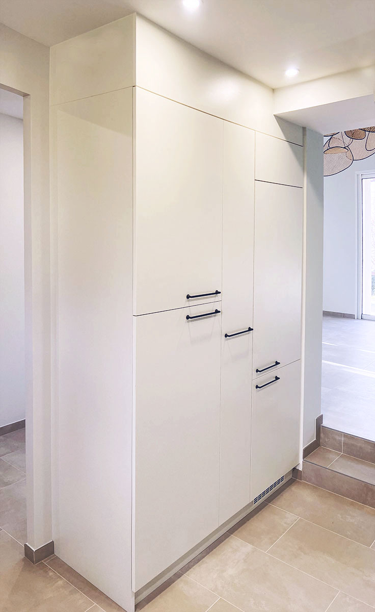 Meubles et Façades — Décor Orgeat Polyrey.
Poignées — Laquées noires.
Électroménager — Frigo encastrable.