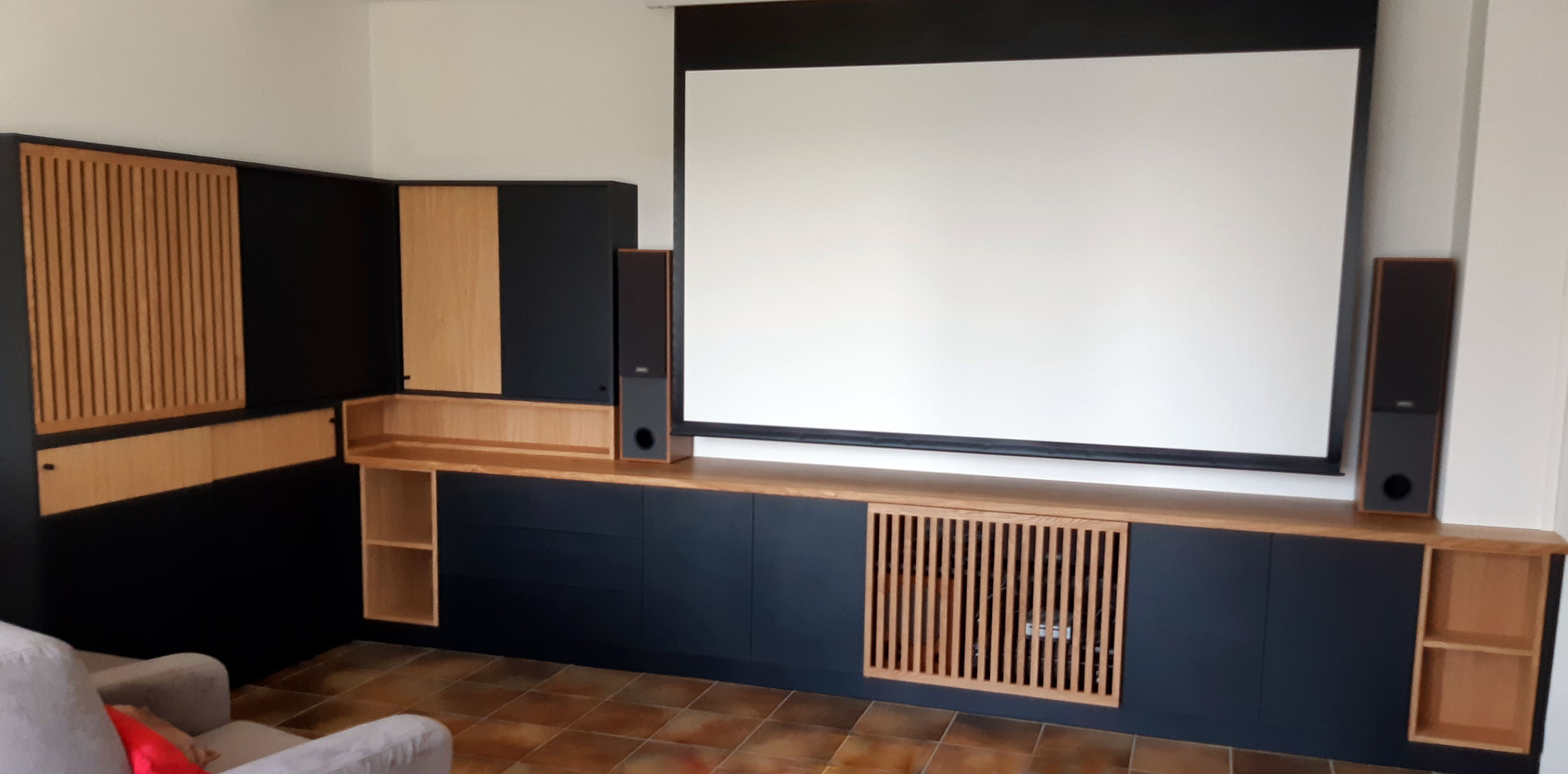 Home cinéma — Chêne massif, valcromat noir.